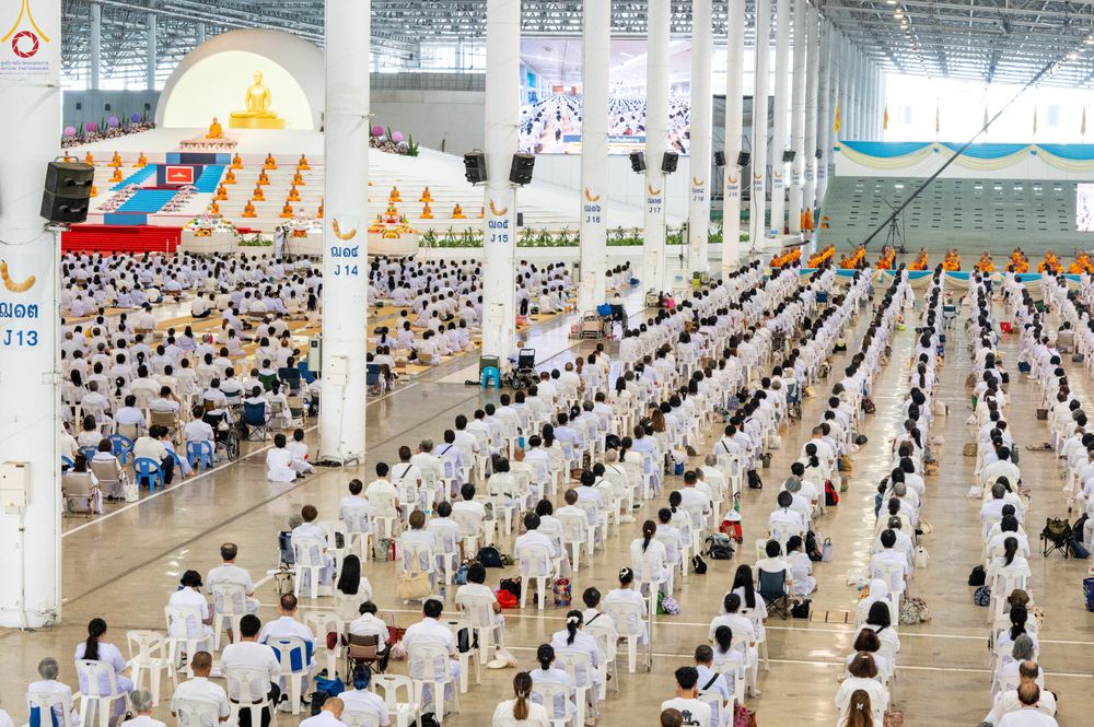 ภาพ No.311397:วันอาทิตย์ต้นเดือนที่ 1 มีนาคม พ.ศ.2569 พิธีตักบาตร และ พิธีบูชาข้าวพระ ณ สภาธรรมกายสากล วัดพระธรรมกาย