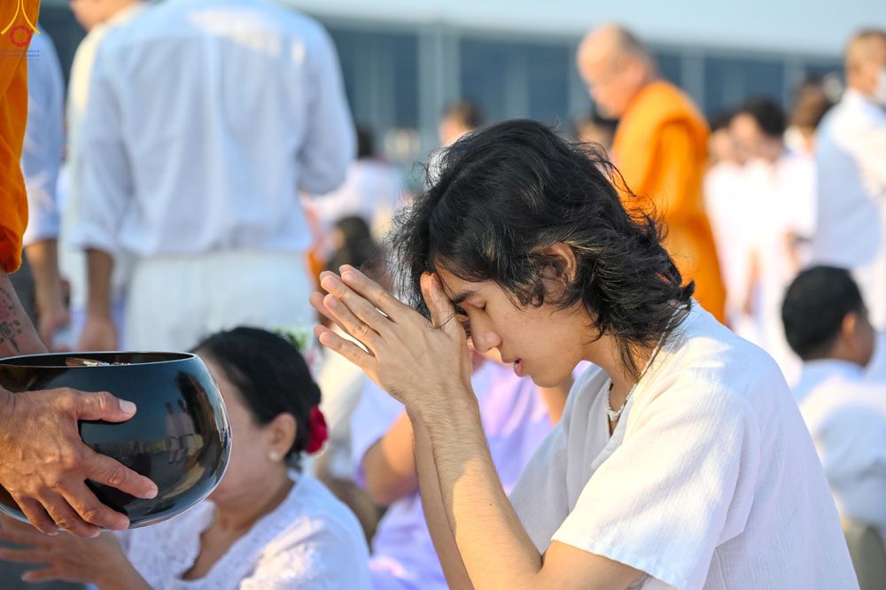 ภาพ No.279879:วันที่ 1 มกราคม พ.ศ.2569 พิธีตักบาตรในวันขึ้นปีใหม่ ณ ลานธรรม วัดพระธรรมกาย