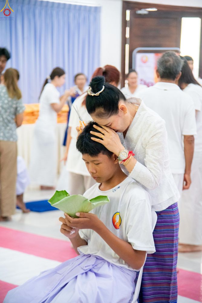 ภาพ No.320102:วันเสาร์ที่ 4 เมษายน 2569 พิธีตัดปอยผม ขอขมาผู้ปกครอง  มอบบาตร-ผ้าไตร และพิธีบรรพชาสามเณร 87 รูป  ณ ศูนย์ปฏิบัติธรรมระยอง(บ้านช่องลม)  ต.บางบุตร อ.บ้านค่าย จ.ระยอง