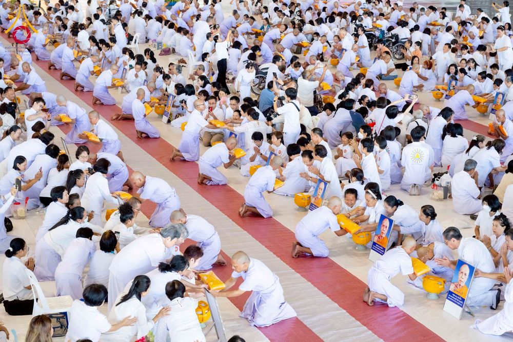 ภาพ No.277416:วันเสาร์ที่ 6 ธันวาคม พ.ศ. 2568 พิธีบรรพชาอุปสมบทและพิธีถวายบาตร โครงการอุปสมบทบูชาธรรมมหาปูชนียาจารย์ ประจำปี พ.ศ.2568 โครงการบวชพระนานาชาติ AEC และ WAB รุ่น CEO (นักบริหาร) รุ่นที่ 5 ณ โบสถ์พระไตรปิฏก วัดพระธรรมกาย