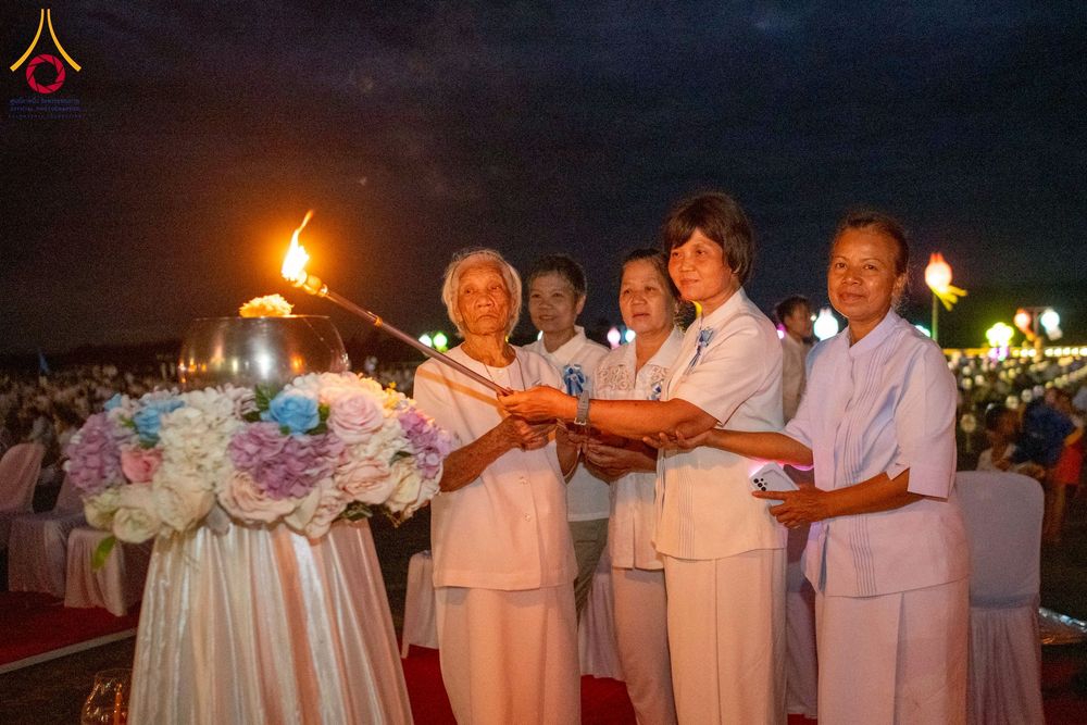 ภาพ No.266124:วันพุธที่ 5 พฤศจิกายน พ.ศ. 2568 (วันพระ ขึ้น 15 ค่ำ เดือน 12) พิธีจุดประทีปโคมลาน, โคมลอย และลอยกระทง ถวายประทีปเป็นพุทธบูชา สร้างความสว่างไสวให้กับแผ่นดินด้วยแสงธรรม ณ พุทธอุทยานนานาชาติ จังหวัดหนองคาย