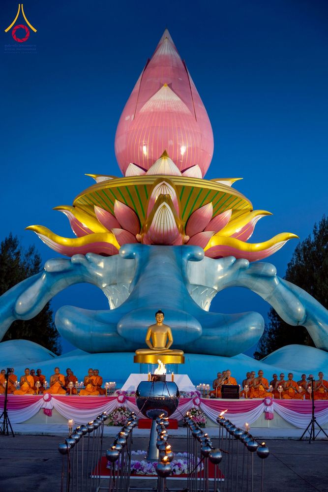 ภาพ No.250470:วันอังคารที่ 7 ตุลาคม พ.ศ. 2568 พิธีจุดประทีปบูชาพระรัตนตรัย ณ ลานธรรมปทุมรัตน์ธรรมเจดีย์ พุทธอุทยานนานาชาติ อ.โพนพิสัย จ.หนองคาย