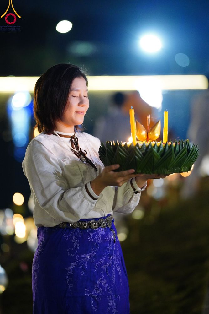ภาพ No.97175:พิธีลอยกระทงธรรม ณ สระเศรษฐีทะเลบุญ มหาวิหารพระมงคลเทพมุนี (สด จนฺทสโร) และพิธีสวดธรรมจักร ครบ 5,899,999,999 จบ เนื่องในวันลอยกระทง วันพระขึ้น 15 ค่ำ เดือน 12 ณ วัดพระธรรมกาย จ.ปทุมธานี วันที่ 27 พฤศจิกายน พ.ศ. 2566