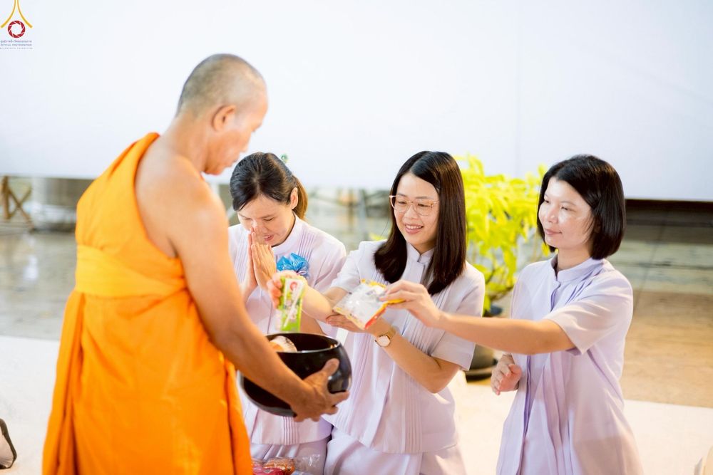 ภาพ No.246630:วันที่ 14 กันยายน พ.ศ. 2568 พิธีตักบาตรฉลองพระใหม่ ในโครงการอุปสมบทหมู่บูชาธรรม ครบรอบ108ปี วันครูผู้ค้นพบวิชชาธรรมกาย ณ วิหารคด วัดพระธรรมกาย