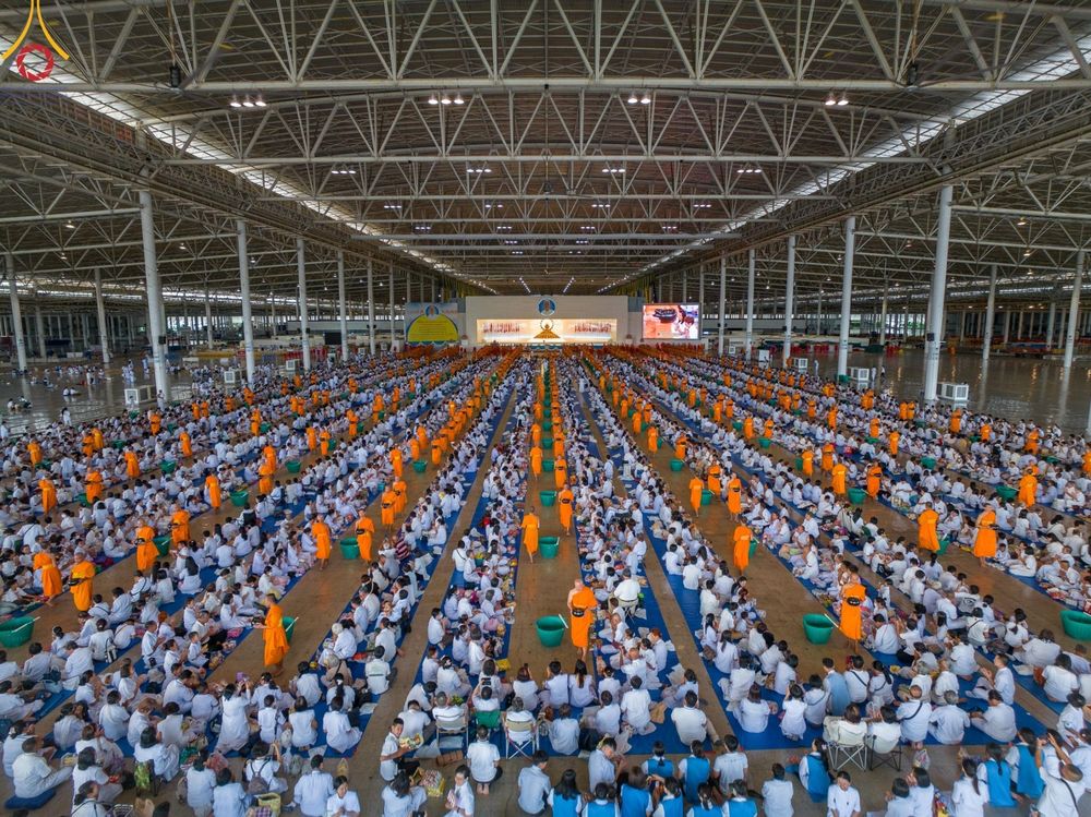 ภาพ No.139086:พิธีตักบาตร , พิธีบูชาข้าวพระ ณ ห้องแก้วสารพัด 1 สภาธรรมกายสากล วัดพระธรรมกาย วันอาทิตย์ต้นเดือนที่ 2 มิถุนายน พ.ศ. 2567