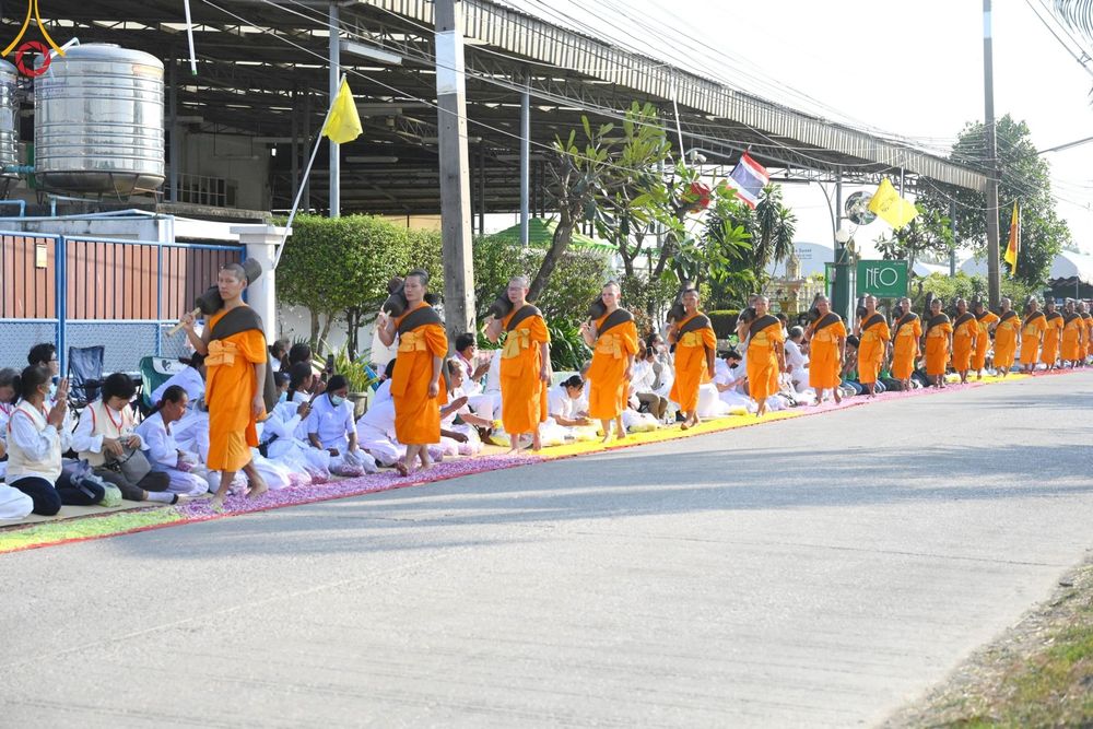 ภาพ No.190722:พิธีต้อนรับพระธรรมยาตรา ณ อนุสรณ์สถาน สถานที่ตั้งมโนปณิธานบวชตลอดชีวิต อนุสรณ์สถานคลองบางนางแท่น อ.สามพราน จ.นครปฐม ในโครงการธรรมยาตรา กตัญญูบูชา มหาปูชนียาจารย์ พระมงคลเทพมุนี(สด จนฺทสโร) พระผู้ปราบมาร อนุสรณ์สถาน 7 แห่ง ปีที่ 13 วันที่ 7 ม.ค.2568