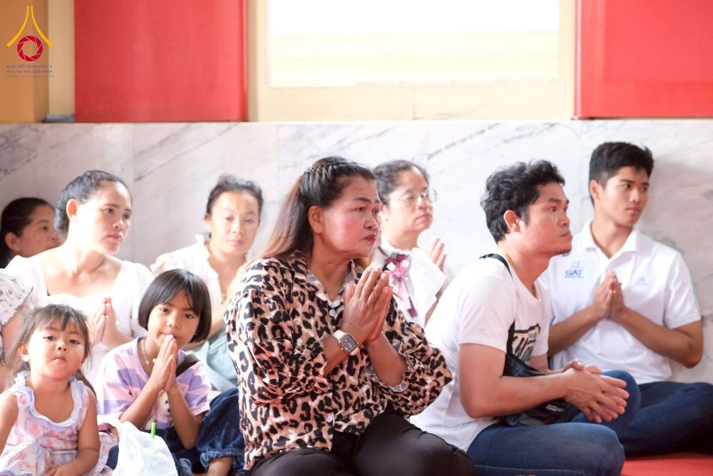 ภาพ No.277950:พิธีตัดปอยผมและปลงผมนาคธรรมทายาท พิธีขอขมาผู้ปกครอง ณ ศูนย์อบรมเยาวชนนครปฐม จ.นครปฐม และพิธีมอบบาตร ผ้าไตร นาคธรรมทายาท พิธีบรรพชา อุปสมบทหมู่ ณ วัดลาดหญ้าไทร จ.นครปฐม