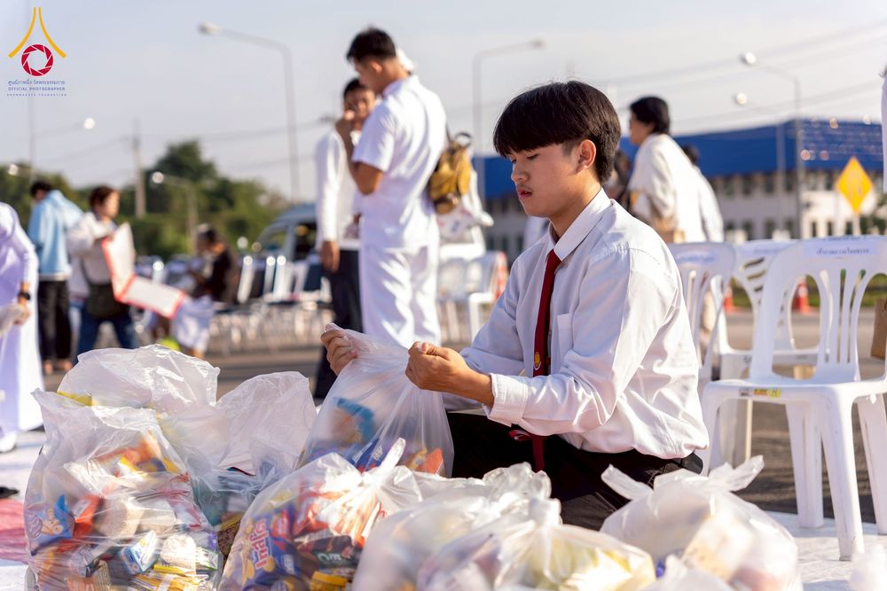 ภาพ No.276936:วันเสาร์ที่ 6 ธันวาคม พ.ศ. 2568 พิธีตักบาตรพระ 1,000 รูป อุทิศถวายพระราชกุศลสมเด็จพระนางเจ้าสิริกิติ์ พระบรมราชินีนาถ พระบรมราชชนนี พันปีหลวง และ ทำบุญเมืองลำปาง ครบรอบ 1,345 ปี ณ ลานพระบรมราชานุสาวรีย์สมเด็จพระนเรศวรมหาราชนครลำปาง อ.เกาะคา จ.ลำปาง