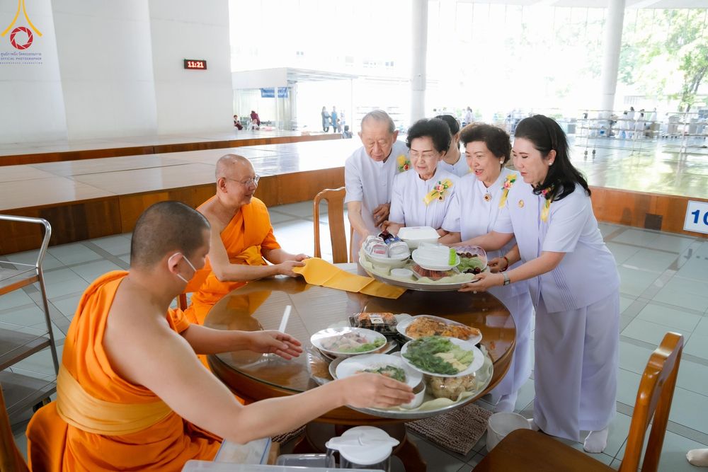 ภาพ No.115564:พิธีเจริญพระพุทธมนต์ และถวายภัตตาหาร ในวาระครบ 115 ปี วันคล้ายวันเกิด คุณยายอาจารย์ มหารัตนอุบาสิกาจันทน์ ขนนกยูง (ผู้ให้กำเนิดวัดพระธรรมกาย) วันศุกร์ที่ 19 มกราคม พ.ศ. 2567 ณ หอฉันคุณยายอาจารย์ วัดพระธรรมกาย
