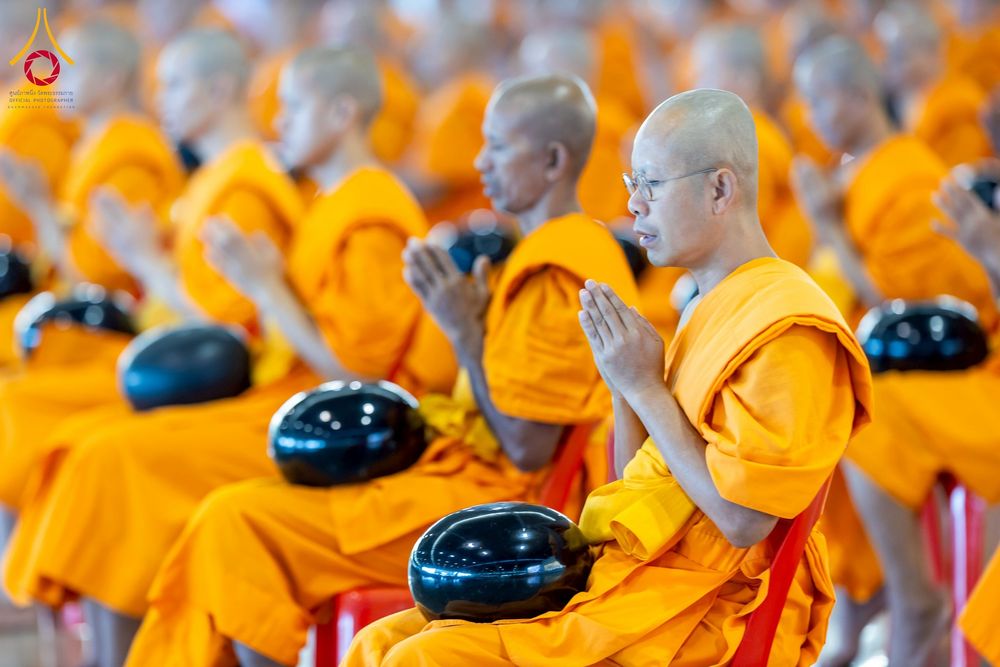 ภาพ No.256791:วันที่ 5 ตุลาคม พ.ศ. 2568 พิธีตักบาตร ข้าวสารอาหารแห้ง ณ บ้านแก้วเรือนทองคุณยายฯ สภาธรรมกายสากล วัดพระธรรมกาย