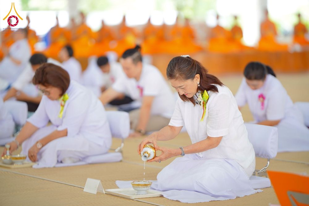 ภาพ No.268327:วันที่ 8 พฤศจิกายน พ.ศ. 2568 พิธีถวายภัตตาหารเมนูสวรรค์ เพื่อการบรรลุธรรม ณ หอฉันคุณยายอาจารย์ฯ วัดพระธรรมกาย