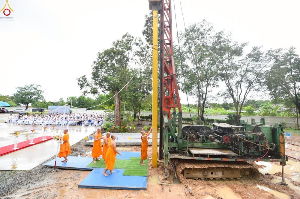 ภาพ No.249968:วันอังคารที่ 30 กันยายน พ.ศ. 2568 พิธีตอกเสามงคลต้นแรกอาคารเศรษฐีถาวร ที่พักผู้มาปฏิบัติธรรม ณ ศูนย์ปฏิบัติธรรมจันทบุรี