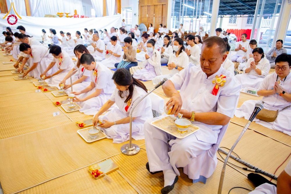 ภาพ No.196379:พิธีถวายภัตตาหารเป็นสังฆทาน แด่พระธรรมยาตรา ณ วัดโบสถ์(บน) ตำบลบางคูเวียง อำเภอบางกรวย จังหวัดนนทบุรี ในโครงการธรรมยาตรา กตัญญูบูชา มหาปูชนียาจารย์ พระมงคลเทพมุนี(สด จนฺทสโร) พระผู้ปราบมาร อนุสรณ์สถาน 7 แห่ง ปีที่ 13 วันที่ 17 มกราคม พ.ศ. 2568