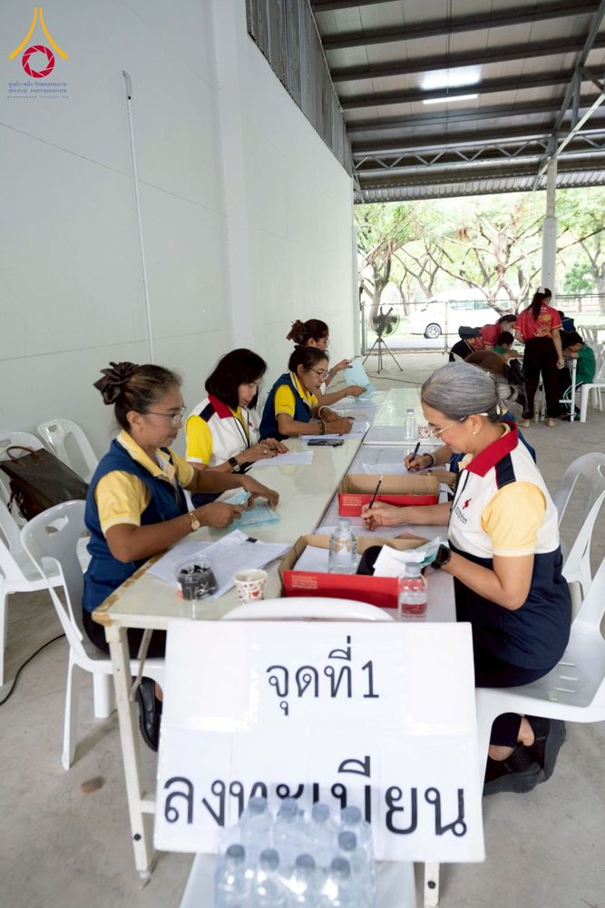 ภาพ No.230368:วันจันทร์ที่ 30 มิถุนายน พ.ศ. 2568 เจ้าอาวาสวัดพระธรรมกาย เยี่ยมอนุโมทนาให้กำลังใจ บุคลากรทางการแพทย์-เจ้าหน้าที่ผู้ปฏิบัติงาน โครงการรถตัดแว่นสายตาเคลื่อนที่สภากาชาดไทย เพื่อเด็กนักเรียนในชนบท พื้นที่จังหวัดปทุมธานี