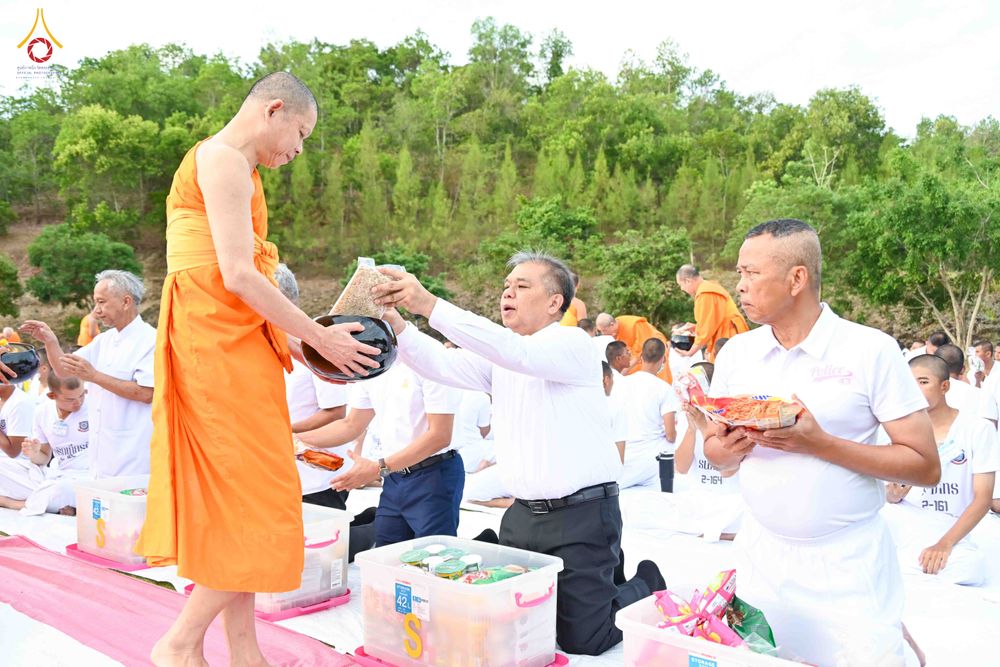 ภาพ No.341024:วันที่ 26 กรกฎาคม พ.ศ. 2569 โครงการพัฒนาคุณธรรม จริยธรรม สำหรับนักเรียนนายสิบตำรวจ (นสต.) รุ่นที่ 17 ศูนย์ฝึกอบรมตำรวจภูธรภาค 1 ได้จัดกิจกรรม ตักบาตรเพื่อน้อมอุทิศถวายเพื่อเป็นพระราชกุศลฯ  และปฏิบัติธรรม ติวธรรมมะ ณ ศูนย์ปฏิบัติธรรมเวิล์ดพีช วัลเล่ย์ (Wo