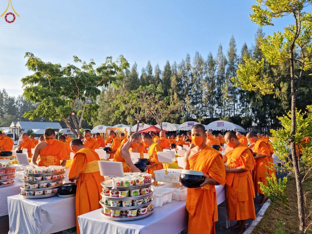 ภาพ No.71398:พิธีถวายภัตตาหารเป็นสังฆทาน แด่คณะพระธรรมยาตราฯ ในโครงการธรรมยาตรากตัญญูบูชา มหาปูชนียาจารย์ พระมงคลเทพมุนี(สด จนฺทสโร) พระผู้ปราบมาร อนุสรณ์สถาน 7 แห่ง ปีที่ 11 วันที่ 15 มกราคม พ.ศ. 2566