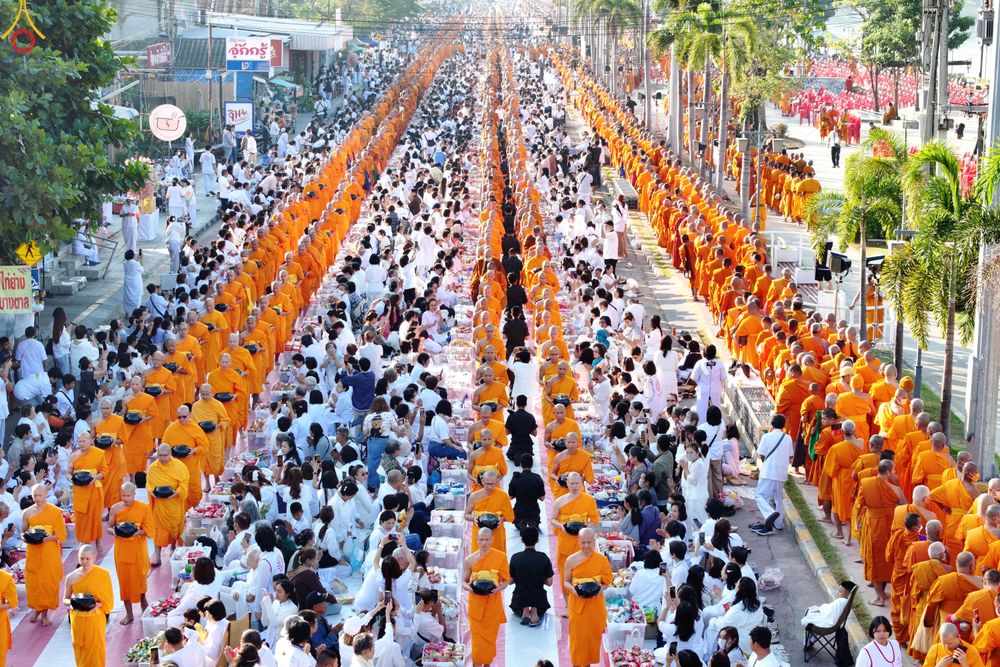 ภาพ No.284237:วันเสาร์ที่ 20 ธันวาคม พ.ศ.2568  พิธีตักบาตรพระ 10,000 รูป เนื่องในโอกาส 194 ปี จังหวัดกาญจนบุรี และอุทิศส่วนกุศลให้แด่บรรพชนทั้งหลาย บริเวณถนนสองแคว (Skywalk) เมืองกาญจนบุรี