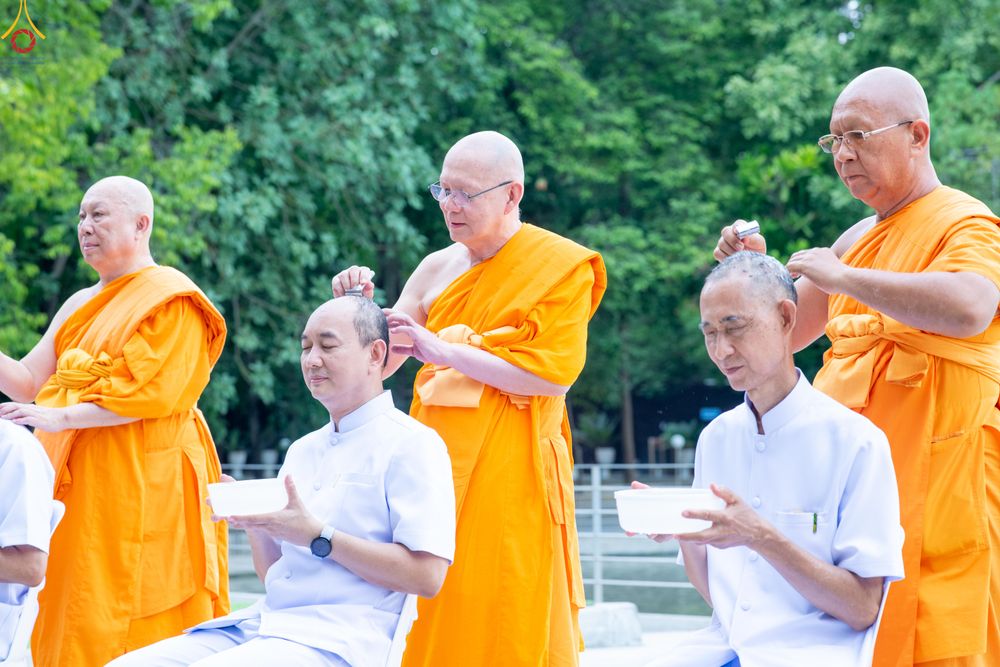 ภาพ No.330239:วันที่ 30 พฤษภาคม พ.ศ.2569 พิธีตัดปอยผมและปลงผม อุบาสกอุปสมบทอุทิศชีวิต 11 ท่าน ณ โบสถ์พระไตรปิฎก วัดพระธรรมกาย จังหวัดปทุมธานี