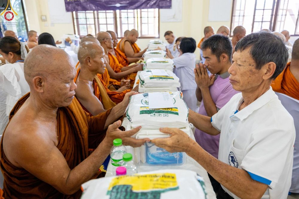 ภาพ No.137730:พิธีตักบาตร พิธีถวายสังฆทานแด่คณะสงฆ์ 323 วัด พิธีทำบุญอุทิศส่วนกุศลแด่ผู้วายชนม์ ในเหตุการณ์ความไม่สงบ 4 จังหวัดชายแดนภาคใต้ ปีที่ 20 ครั้งที่ 169 และพิธีมอบกองทุนหนุนแรงใจช่วยครูใต้ ปีที่ 17 ครั้งที่ 134 วันที่ 25 พฤษภาคม พ.ศ.2567 อ.ตากใบ จ.นราธิวาส