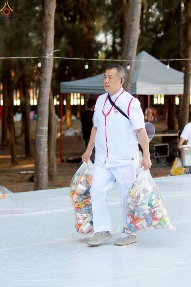 ภาพ No.300577:ภาพเบื้องหลังอาสาสมัครรวมใจ ชุดที่ 3 ในโครงการธรรมยาตรา กตัญญูบูชา มหาปูชนียาจารย์ พระมงคลเทพมุนี(สด จนฺทสโร) พระผู้ปราบมาร อนุสรณ์สถาน 7 แห่ง ปีที่ 14