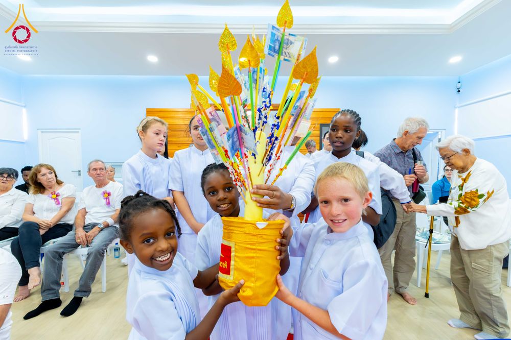 ภาพ No.313297:วันอาทิตย์ที่ 8 มีนาคม พ.ศ. 2569 พิธีสมโภชรูปเหมือนพระมงคลเทพมุนี (สด จนฺทสโร) และพิธีทอดผ้าป่าสามัคคีเพื่อสร้างวิหารพระมงคลเทพมุนี ณ วัดพุทธเคปทาวน์ ประเทศแอฟริกาใต้