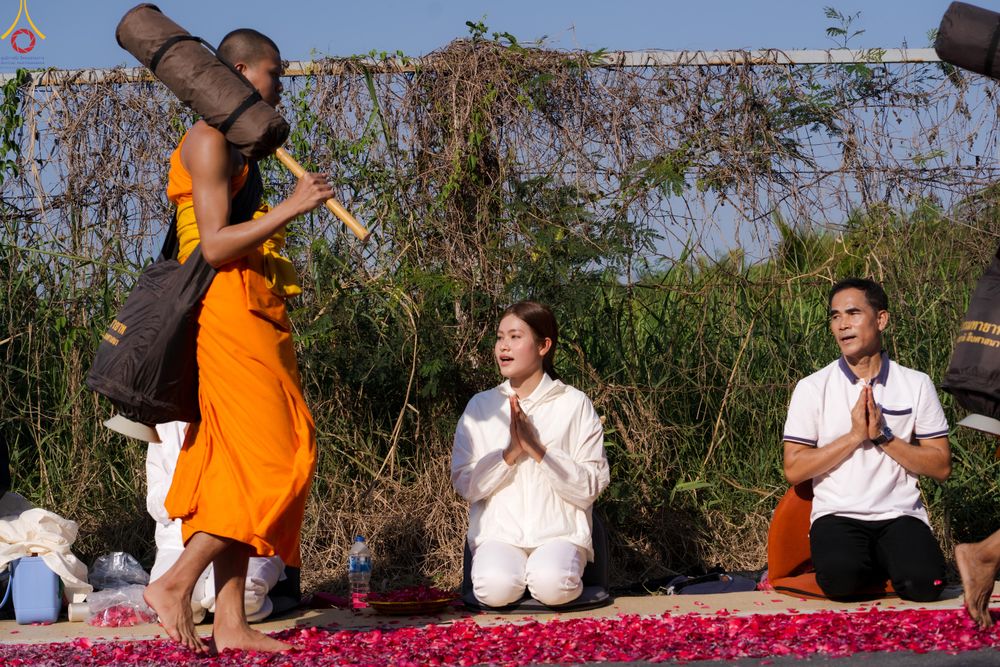 ภาพ No.290454:วันที่ 7 มกราคม พ.ศ. 2569 พิธีต้อนรับพระธรรมยาตรา ณ อนุสรณ์สถานลำดับที่ 2  สถานที่ตั้งมโนปณิธานบวชตลอดชีวิต อนุสรณ์สถานคลองบางนางแท่น (ภาพชุดที่ 2) อ.สามพราน จ.นครปฐม ในโครงการธรรมยาตรา กตัญญูบูชา มหาปูชนียาจารย์ พระมงคลเทพมุนี(สด จนฺทสโร) พระผู้ปราบมาร 