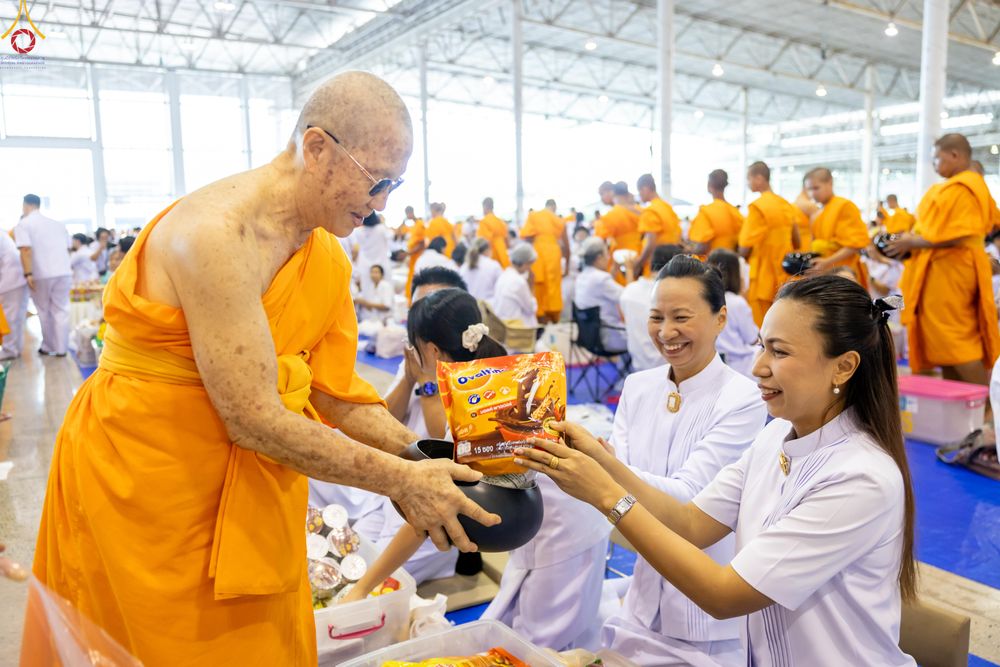 ภาพ No.337677:วันอาทิตย์ต้นเดือน 5 กรกฎาคม พ.ศ.2569 พิธีตักบาตรข้าวสารอาหารแห้ง  ณ บ้านแก้วเรือนทองคุณยายฯ วัดพระธรรมกาย