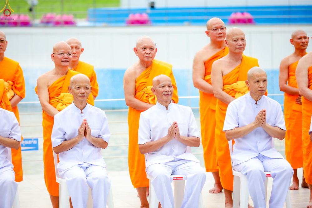 ภาพ No.330590:วันที่ 30 พฤษภาคม พ.ศ.2569 พิธีตัดปอยผมและปลงผม อุบาสกอุปสมบทอุทิศชีวิต 11 ท่าน (ภาพชุดที่ 2) ณ โบสถ์พระไตรปิฎก วัดพระธรรมกาย จังหวัดปทุมธานี