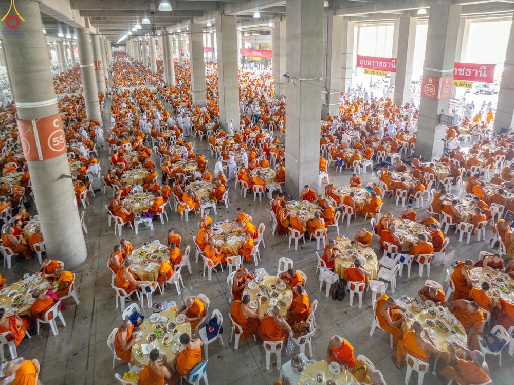 ภาพ No.323792:วันที่ 22 เมษายน พ.ศ.2569(วันคุ้มครองโลก) งานถวายมหาสังฆทาน 40,000 กว่าวัดทั่วประเทศ คณะสงฆ์ฉันภัตตาหารเพล