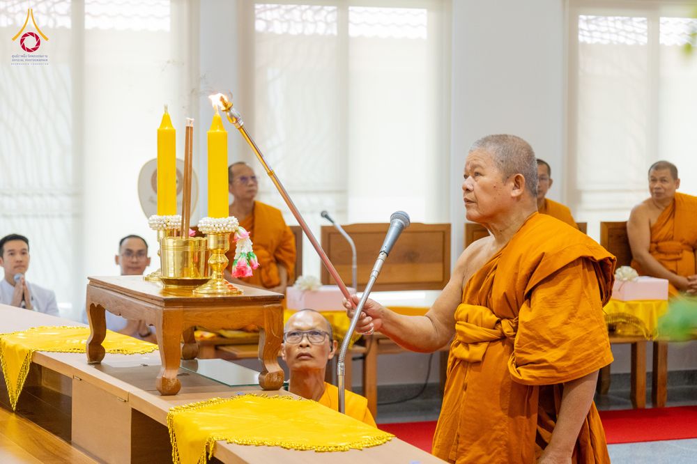 ภาพ No.336216:วันจันทร์ที่ 22 มิถุนายน พ.ศ.2569 พิธีอัญเชิญพระธรรมกาย และบรรจุพระบรมสารีริกธาตุ  ภายในเกศดอกบัวตูม องค์พระประธาน ณ อาคารสมปรารถนา วัดกลางธนรินทร์ ต.บ้านแป้ง อ.พรหมบุรี จ.สิงห์บุรี
