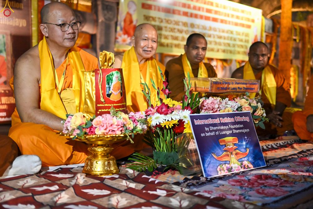 ภาพ No.284107:วันที่ ๔ พฤศจิกายน พุทธศักราช ๒๕๖๘ กฐินสมทบวัดต่างประเทศ โดยคณะศิษยานุศิษย์ บูชาธรรม 81 ปี หลวงพ่อธัมมชโย ณ วัดมหาโพธิ์ เมืองพุทธคยา ประเทศอินเดีย