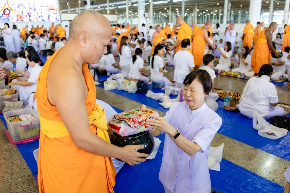 ภาพ No.318192:วันอาทิตย์ต้นเดือนที่ 5 เมษายน พ.ศ.2569 พิธีตักบาตร ณ บ้านแก้วเรือนทองคุณยายอาจารย์ฯ วัดพระธรรมกาย