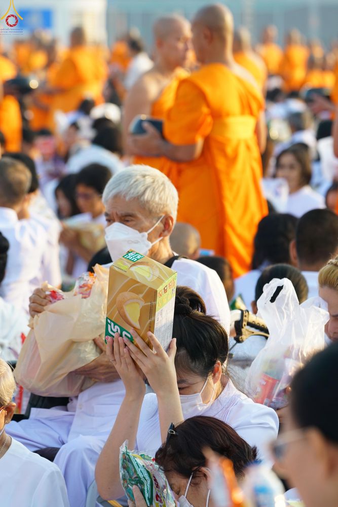 ภาพ No.279853:วันที่ 1 มกราคม พ.ศ.2569 พิธีตักบาตรในวันขึ้นปีใหม่ ณ ลานธรรม วัดพระธรรมกาย