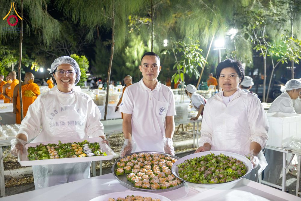 ภาพ No.289509:วันที่ 7 มกราคม พ.ศ. 2569 พิธีถวายภัตตาหารเป็นสังฆทาน แด่พระธรรมยาตรา ในโครงการธรรมยาตรา กตัญญูบูชา มหาปูชนียาจารย์ พระมงคลเทพมุนี(สด จนฺทสโร) พระผู้ปราบมาร อนุสรณ์สถาน 7 แห่ง ปีที่ 14 ณ อนุสรณ์สถานมหาวิหารพระมงคลเทพมุนี (โลตัสแลนด์) อ.สองพี่น้อง จ.สุพรร