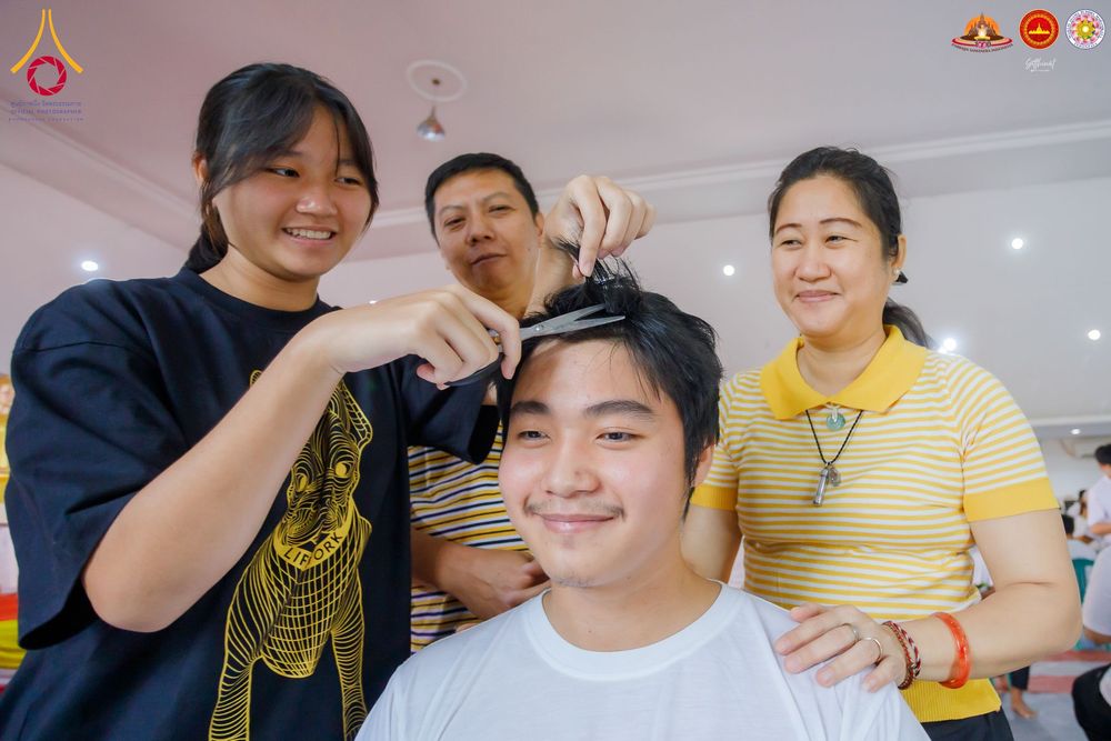 ภาพ No.284463:วันพุธที่ 17  ธันวาคม พ.ศ.2568  พิธีปลงผมนาคธรรมทายาท  โครงการบรรพชาสามเณรและบวชอุบาสิกาแก้ว  ณ วิทยาลัยศรีวิจายา (Sekolah Tinggi Agama Buddha Negeri Sriwijaya) เมืองตังเกอรัง จังหวัดบันเตน ประเทศอินโดนีเซีย