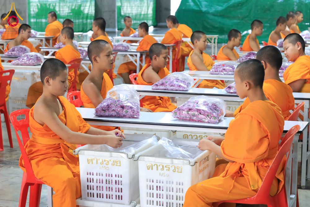 ภาพ No.303221:วันที่ 15-21 มกราคม พ.ศ.2569 ปลิดกลีบดอกเบญจทรัพย์ เพื่อโปรยต้อนรับพระธรรมยาตรา ในโครงการธรรมยาตรา กตัญญูบูชา มหาปูชนียาจารย์ พระมงคลเทพมุนี(สด จนฺทสโร) พระผู้ปราบมาร อนุสรณ์สถาน 7 แห่ง ปีที่ 14 ณ วิหารคด วัดพระธรรมกาย