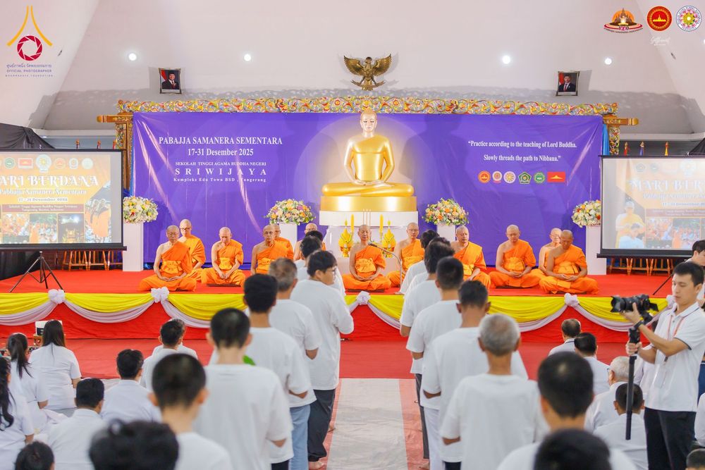 ภาพ No.284437:วันพุธที่ 17  ธันวาคม พ.ศ.2568  พิธีปลงผมนาคธรรมทายาท  โครงการบรรพชาสามเณรและบวชอุบาสิกาแก้ว  ณ วิทยาลัยศรีวิจายา (Sekolah Tinggi Agama Buddha Negeri Sriwijaya) เมืองตังเกอรัง จังหวัดบันเตน ประเทศอินโดนีเซีย