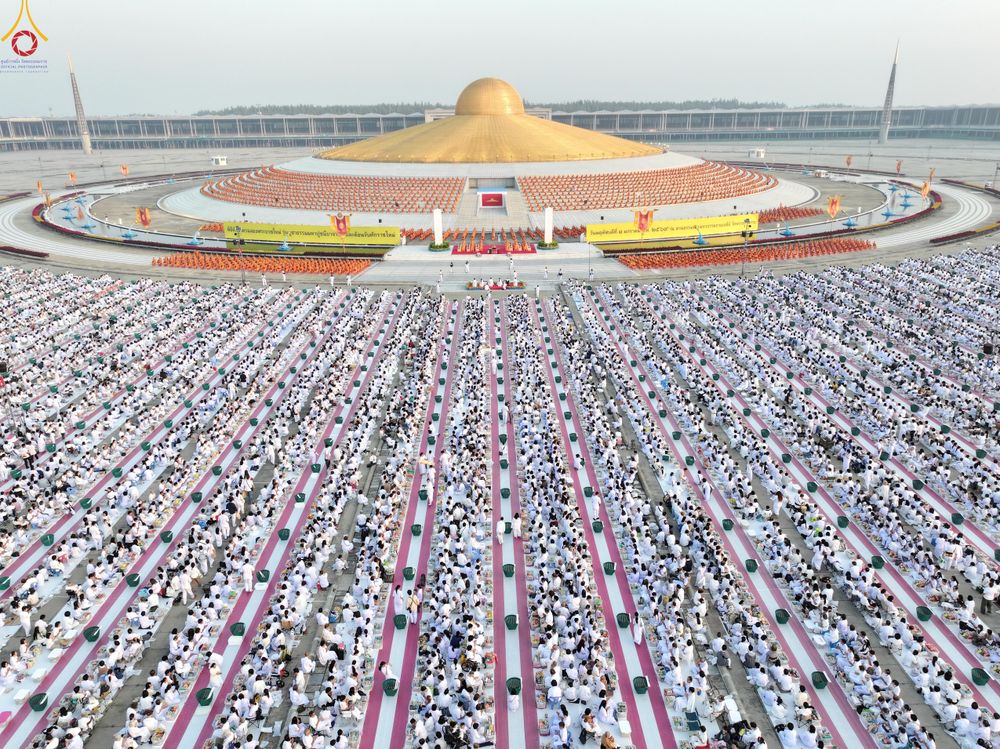 ภาพ No.279778:วันที่ 1 มกราคม พ.ศ.2569 พิธีตักบาตรในวันขึ้นปีใหม่ ณ ลานธรรม วัดพระธรรมกาย