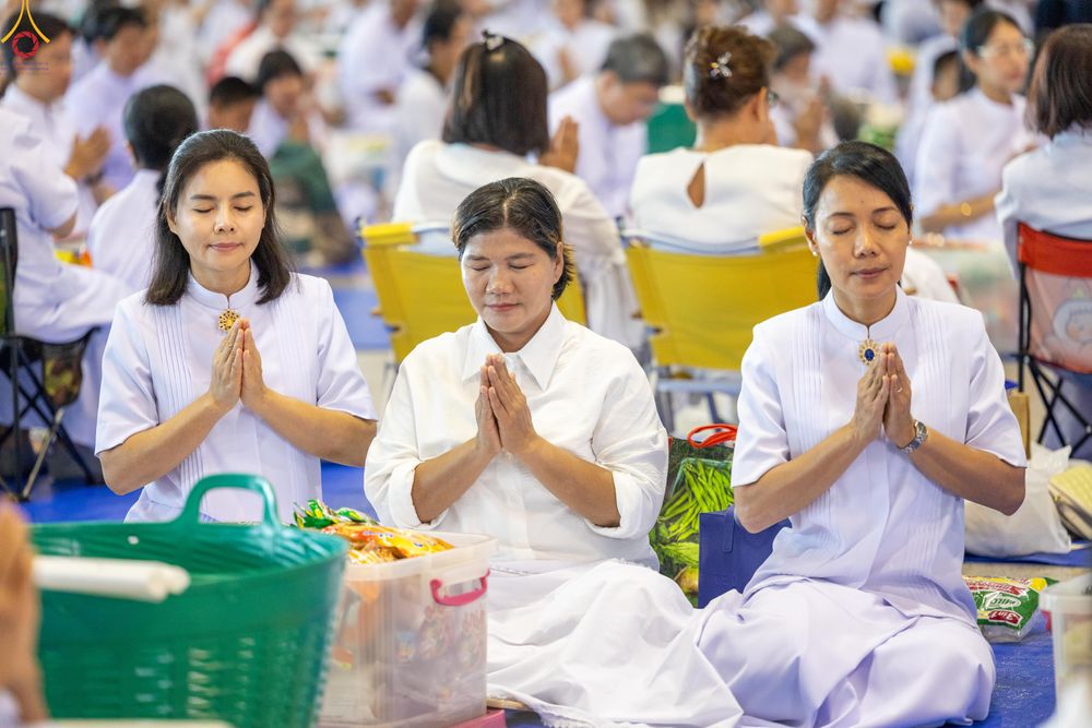 ภาพ No.311304:วันอาทิตย์ต้นเดือนที่ 1 มีนาคม พ.ศ.2569 พิธีตักบาตร และ พิธีบูชาข้าวพระ ณ สภาธรรมกายสากล วัดพระธรรมกาย