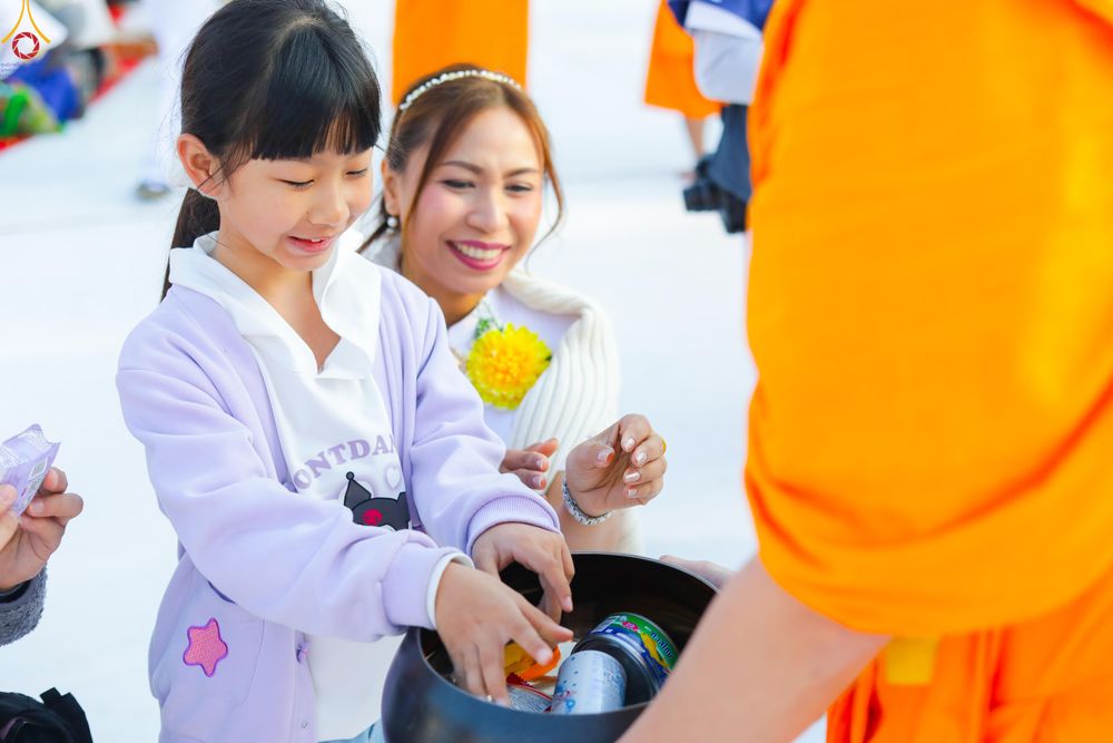 ภาพ No.292463:วันที่ 11 มกราคม พ.ศ. 2569 พิธีตักบาตรพระธรรมยาตรา ณ อนุสรณ์สถานคลองบางนางแท่น อ.สามพราน จ.นครปฐม ในโครงการธรรมยาตรา กตัญญูบูชา มหาปูชนียาจารย์ พระมงคลเทพมุนี(สด จนฺทสโร) พระผู้ปราบมาร อนุสรณ์สถาน 7 แห่ง ปีที่ 14