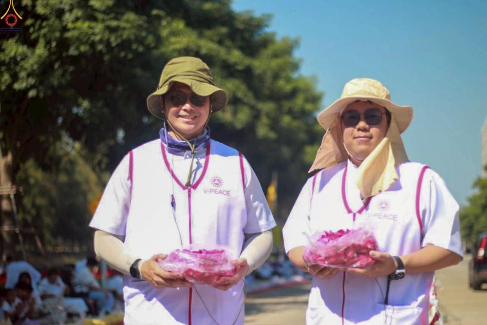 ภาพ No.296024:ภาพเบื้องหลังอาสาสมัครรวมใจ ชุดที่ 1 ในโครงการธรรมยาตรา กตัญญูบูชา มหาปูชนียาจารย์ พระมงคลเทพมุนี(สด จนฺทสโร) พระผู้ปราบมาร อนุสรณ์สถาน 7 แห่ง ปีที่ 14