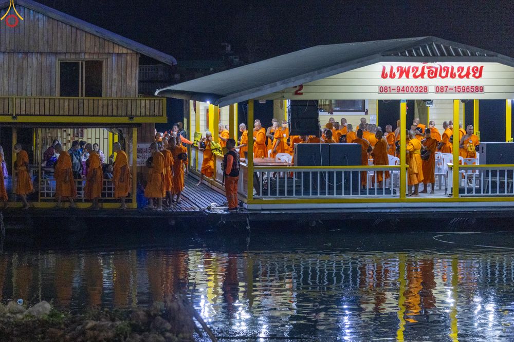 ภาพ No.282531:วันเสาร์ที่ 20 ธันวาคม พ.ศ.2568 พิธีตักบาตรพระ 10,000 รูป (ชุด 2) เนื่องในโอกาส 194 ปี จังหวัดกาญจนบุรี และอุทิศส่วนกุศลให้แด่บรรพชนทั้งหลาย บริเวณถนนสองแคว (Skywalk) เมืองกาญจนบุรี