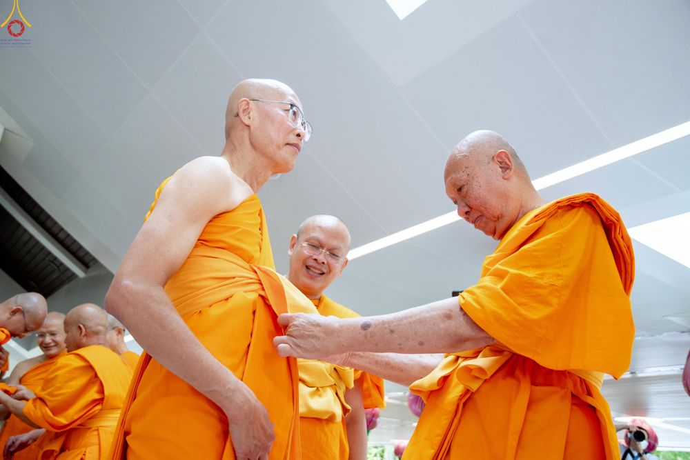 ภาพ No.330773:วันวิสาขบูชา อาทิตย์ที่ 31 พฤษภาคม พ.ศ.2569 พิธีบรรพชาสามเณรอุบาสก 11 ท่าน , พิธีถวายบาตรผ้าไตร และจตุปัจจัยไทยธรรม แด่สามเณร , พิธีอุปสมบทอุทิศชีวิต , พิธีกล่าวคำกัปปิยภัณฑ์  ณ อุโบสถพระไตรปิฎก วัดพระธรรมกาย จังหวัดปทุมธานี