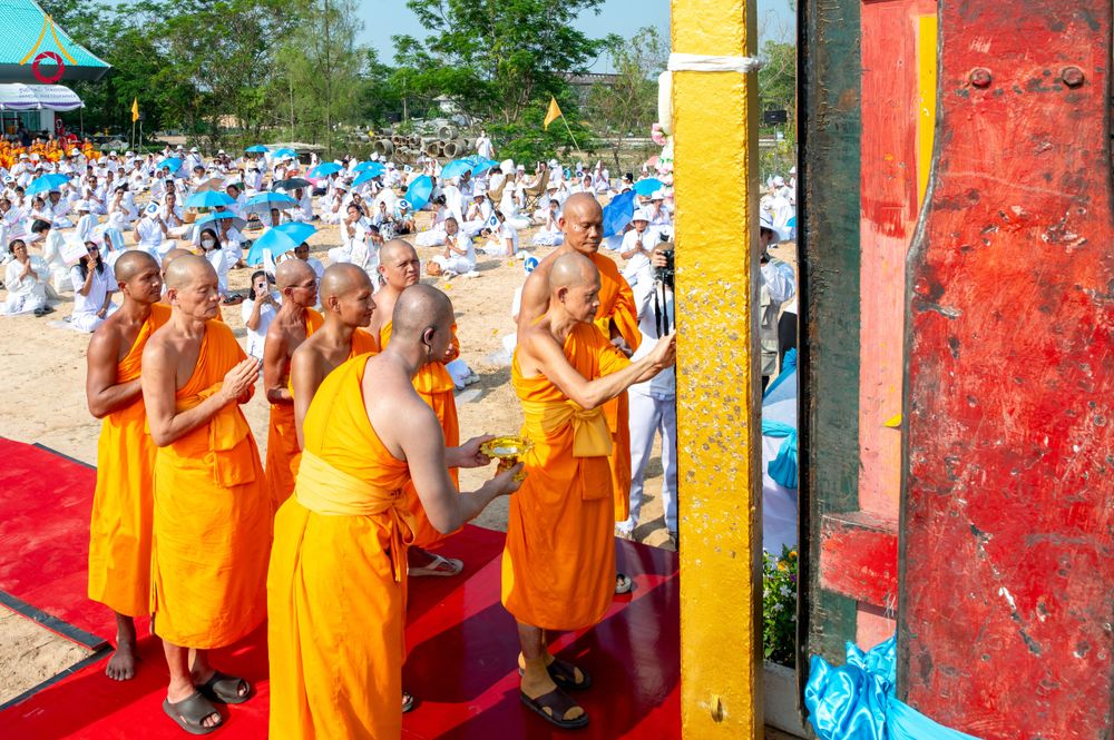 ภาพ No.327209:วันศุกร์ที่ 1 พฤษภาคม พ.ศ.2569 พิธีทอดผ้าป่า โปรยรัตนชาติ ตอกเสาเข็มมงคลต้นแรก สถาปนา “องค์พระเจดีย์เพื่อสร้างสันติภาพโลก” (แห่งแรกของภาคอีสาน) ณ ธุดงคสถานอำนาจเจริญ  อ.เมือง จ.อำนาจเจริญ