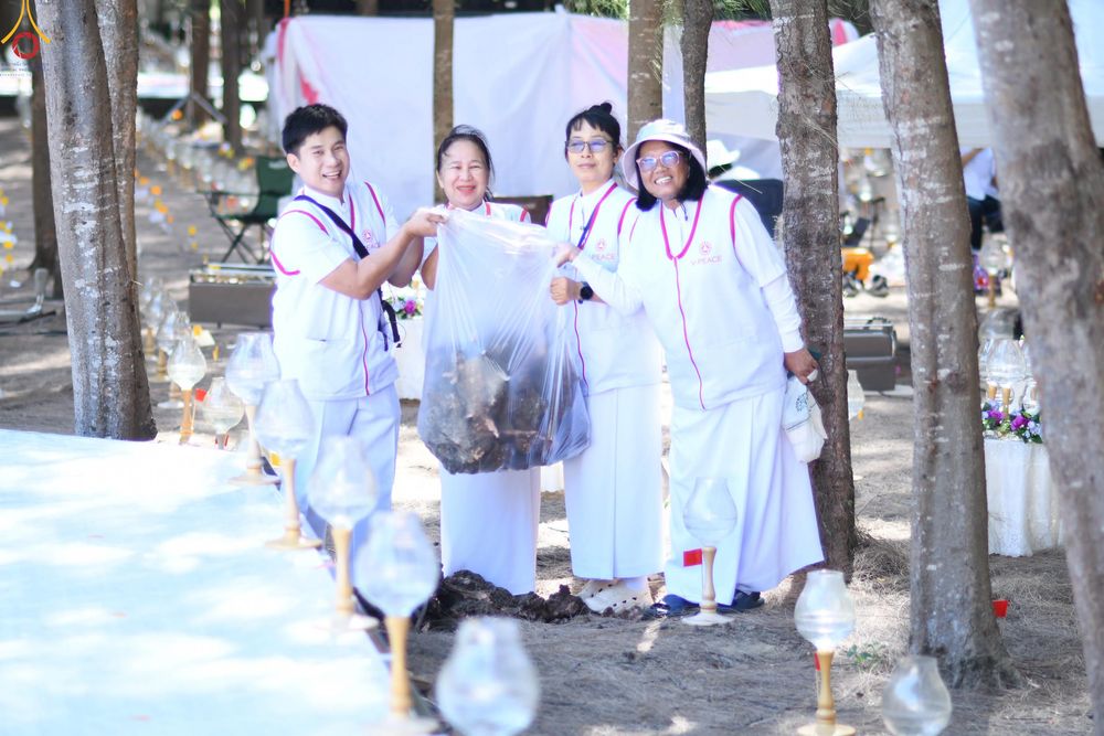 ภาพ No.301394:ภาพเบื้องหลังอาสาสมัครรวมใจ ชุดที่ 4 ในโครงการธรรมยาตรา กตัญญูบูชา มหาปูชนียาจารย์ พระมงคลเทพมุนี(สด จนฺทสโร) พระผู้ปราบมาร อนุสรณ์สถาน 7 แห่ง ปีที่ 14