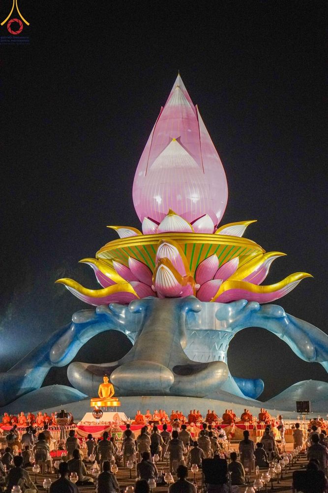 ภาพ No.175916:พิธีจุดประทีปโคมลาน, โคมลอยและลอยกระทง ถวายประทีปเป็นพุทธบูชา สร้างความสว่างไสวให้กับแผ่นดินด้วยแสงธรรม วันที่ 15 พฤศจิกายน พ.ศ. 2567 ณ พุทธอุทยานนานาชาติ อ.โพนพิสัย จ.หนองคาย