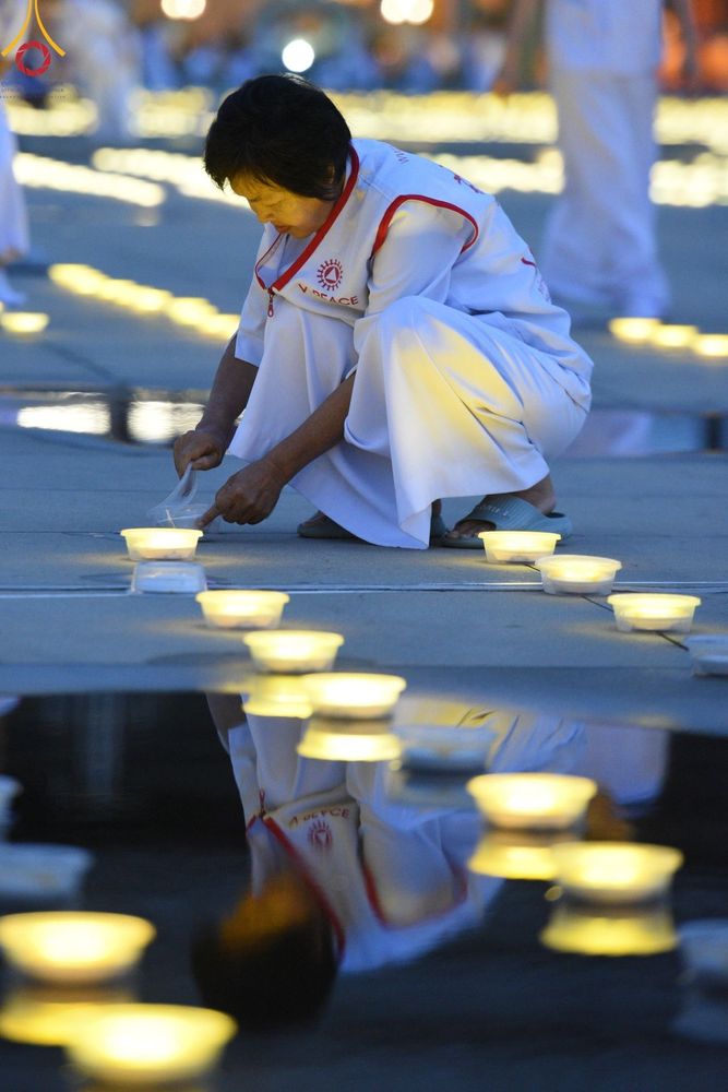ภาพ No.154781:พิธีจุดประทีป, พิธีฉลองชัยสวดมนต์บทธัมมจักกัปปวัตนสูตร ณ มหารัตนวิหารคด วัดพระธรรมกาย วันอังคารที่ 17 กันยายน พ.ศ. 2567