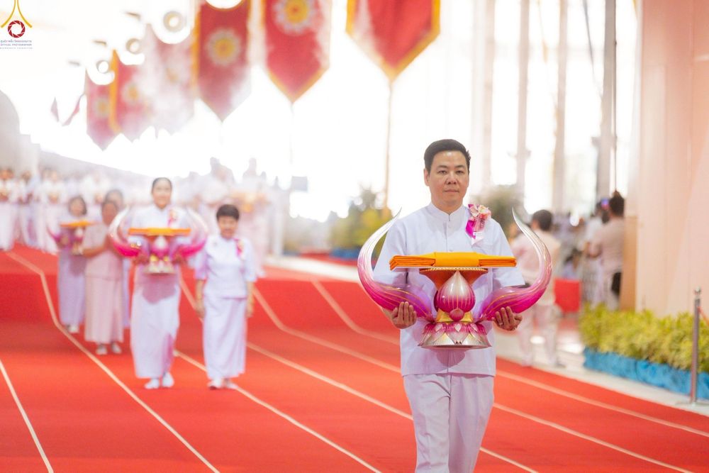 ภาพ No.277451:วันอาทิตย์ต้นเดือนที่ 7 ธันวาคม พ.ศ.2568 พิธีทอดผ้าป่าต้นสมบัติจักรพรรดิ ณ สภาธรรมกายสากล วัดพระธรรมกาย