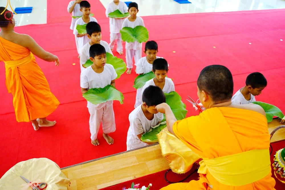ภาพ No.134812:พิธีตัดปอยผม พิธีขอขมารับผ้าไตร พิธีบรรพชา และพิธีถวายบาตร ในโครงการบรรพชาสามเณร ฟื้นฟูพระพุทธศาสนาทั่วไทย  ณ ศูนย์ปฏิบัติธรรมและศูนย์อบรมเยาวชนเพชรบุรี ต.ท่าแลง อ.ท่ายาง จ.เพชรบุรี