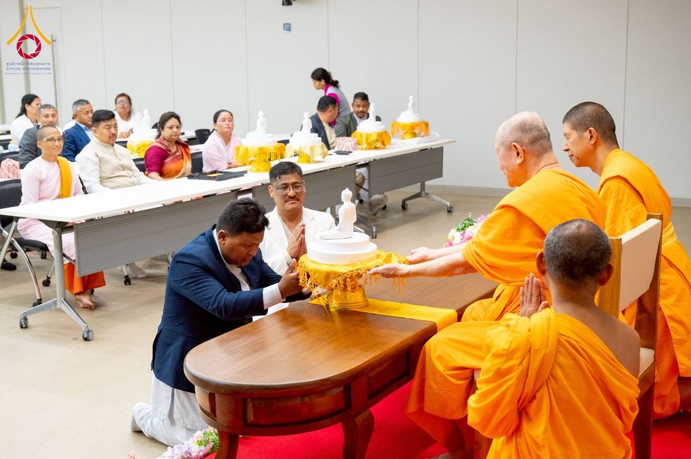 ภาพ No.222683:วันที่ 23 เมษายน พ.ศ. 2568 หลวงพ่อทัตตชีโวต้อนรับคณะสงฆ์เนปาล ณ อาคาร 100 ปี คุณยายมหารัตนอุบาสิกาจันทร์ ขนนกยูง วัดพระธรรมกาย